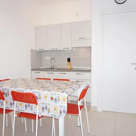 Flat With A Private Garden Next To The Sea Apartment