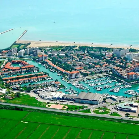 Flat With A Private Garden Next To The Sea Apartment