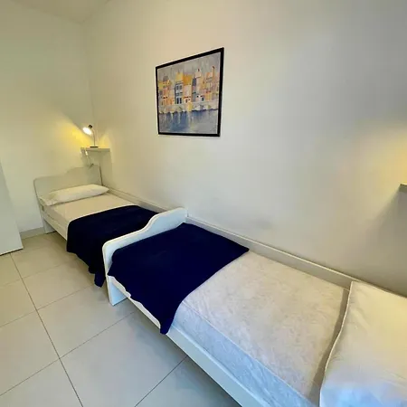Flat With A Private Garden Next To The Sea Apartment