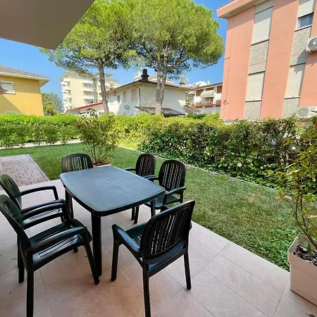 Flat With A Private Garden Next To The Sea Apartment